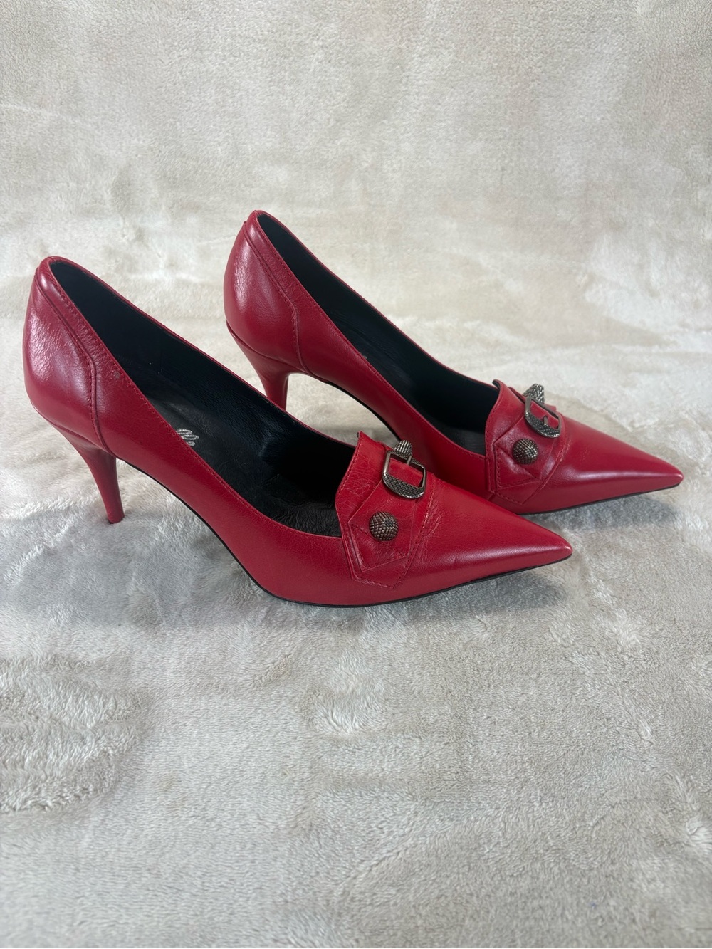 L'INTERVALLE Red Pointed-Toe Leather Pumps with Buckle Detail